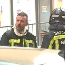 Bombeiro herdeiro de Marco Paulo ajuda a combater incêndio numa garagem em Braga  
