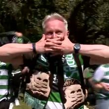 Tio de Viktor Gyökeres junta-se à festa dos adeptos do Sporting antes do jogo do título e faz celebração do craque