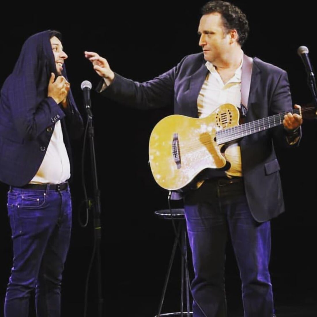 Eduardo Madeira e Manuel Marques em palco no espetáculo 'Neverending Tour'
