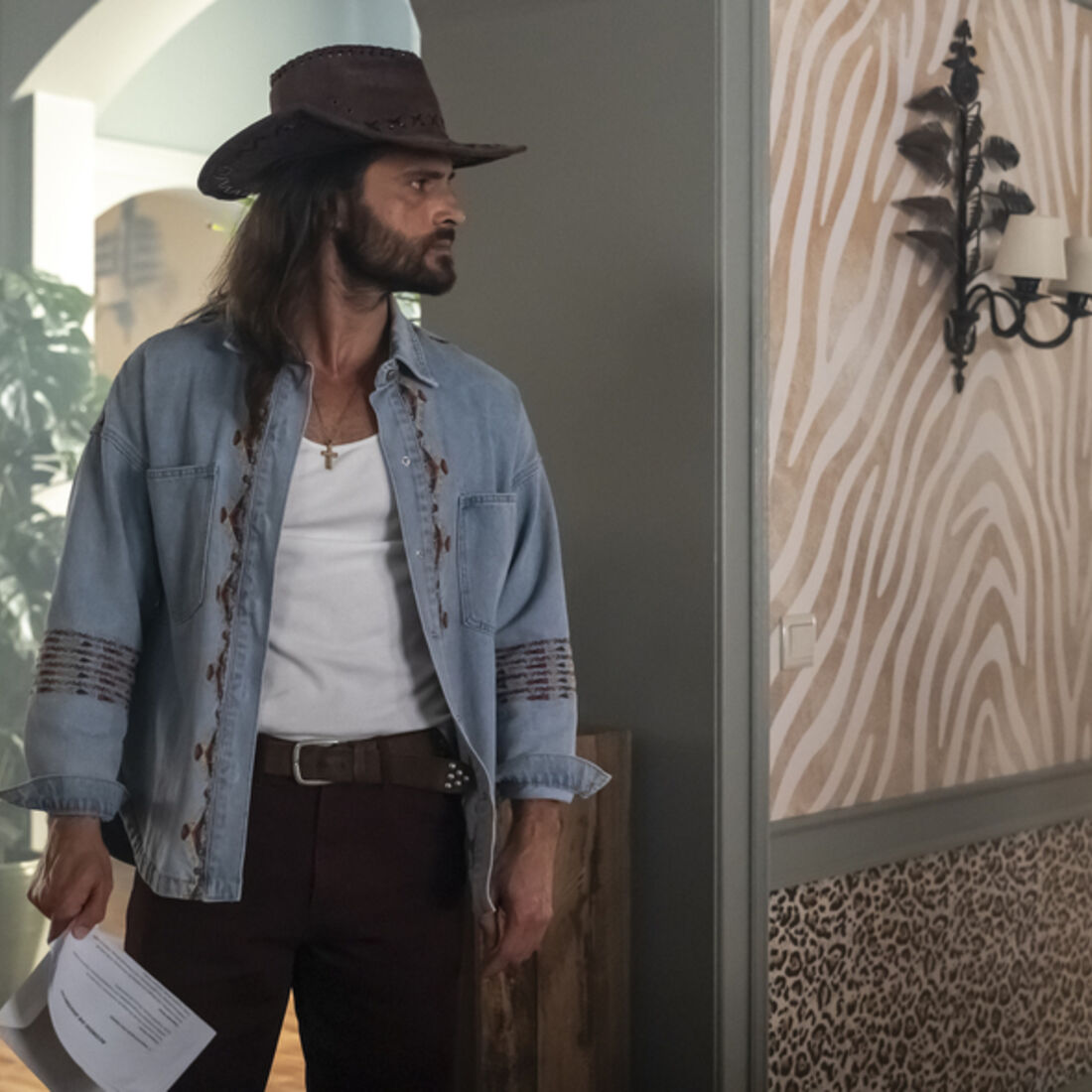 Ary assina o divórcio de Júlia, apesar da paixão. Casal separa-se após traição com Alex