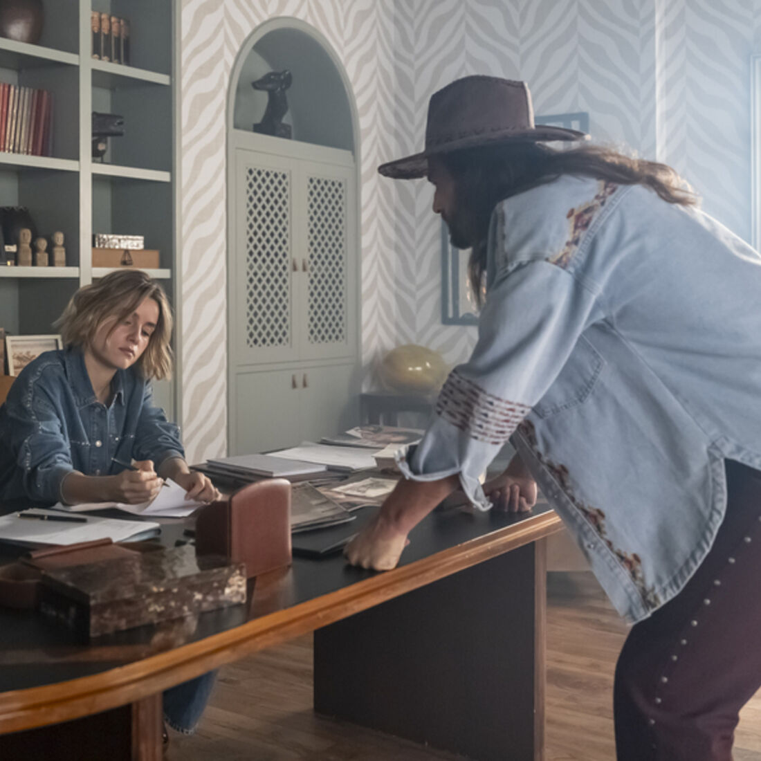 Ary entrega papéis do divórcio a Júlia, que assina, na 'A Fazenda'