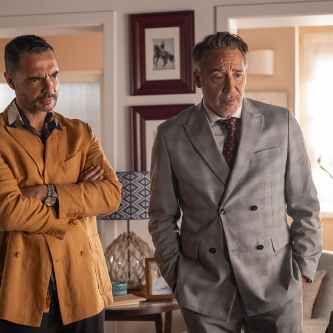 Joel paga resgate e salva Eva, raptada por russos