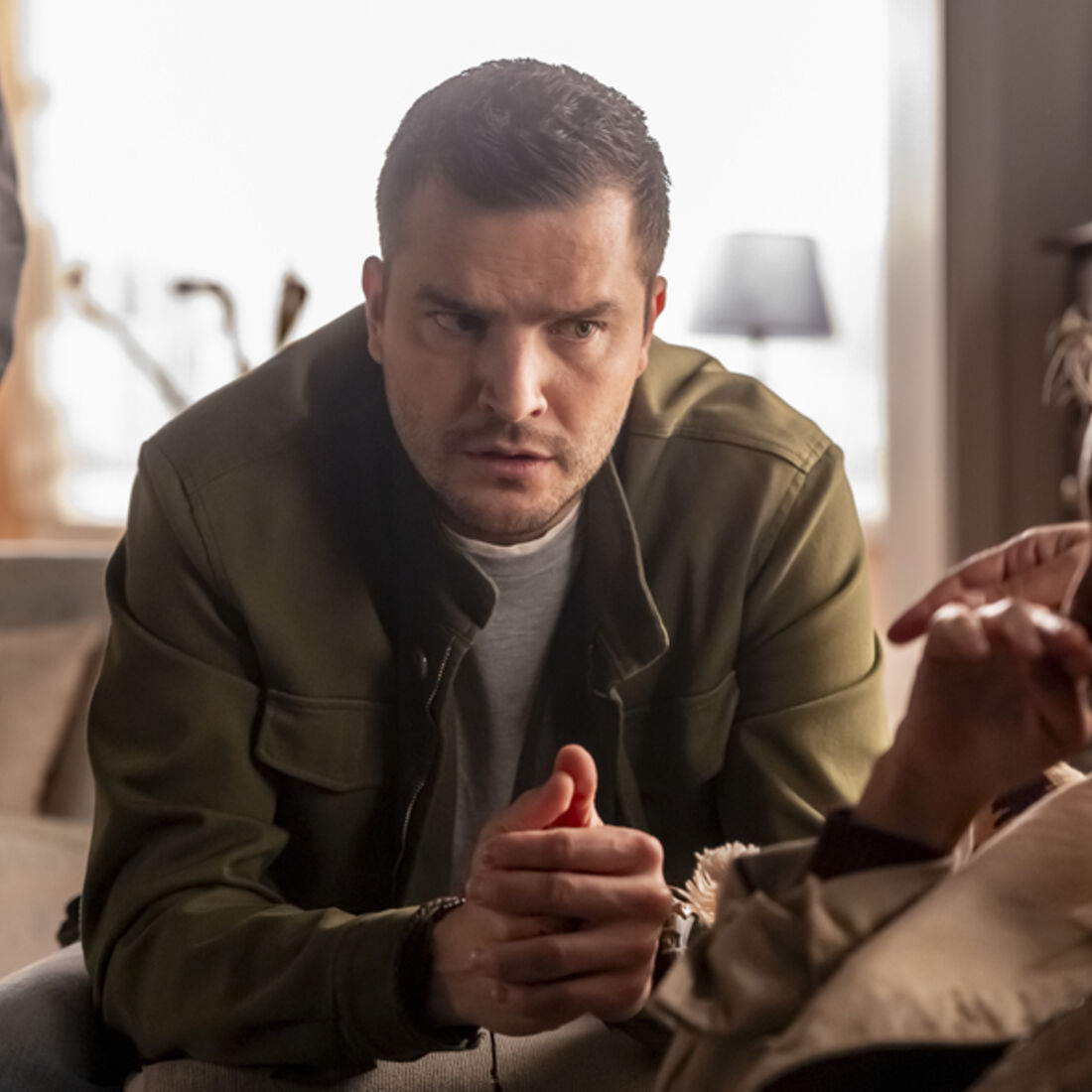 Joel paga o resgate e salva Eva, raptada por homens que pareciam ser russos