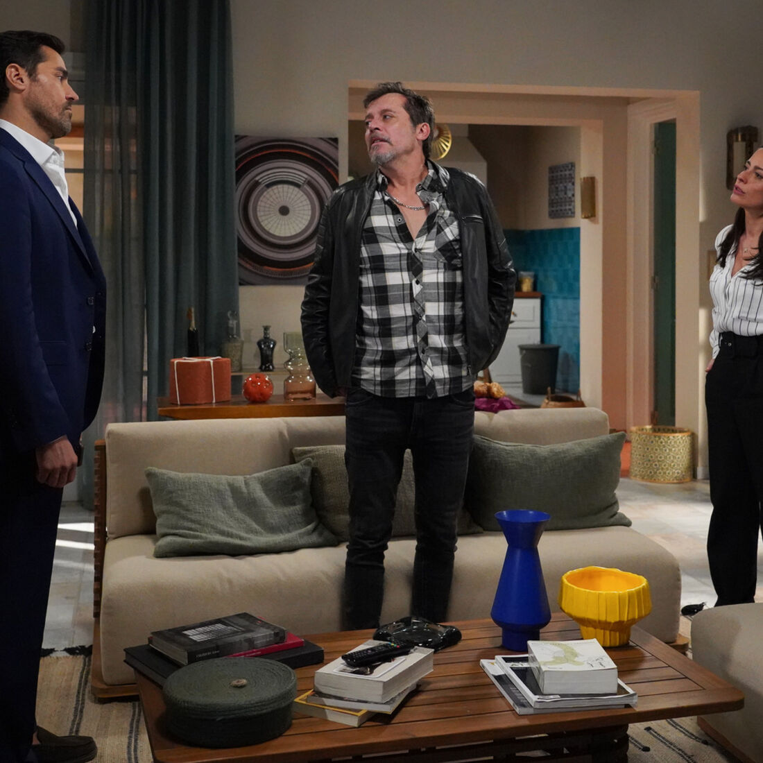 Vicente tenta afastar Otávio para concretizar o casamento com Sofia em 'A Herança'.
