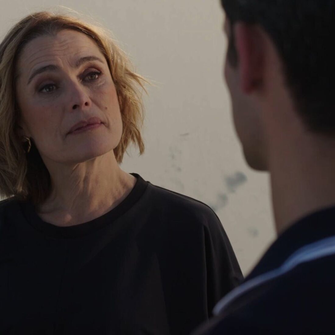 Helena presa após denúncia anónima, com o corpo de António na bagageira