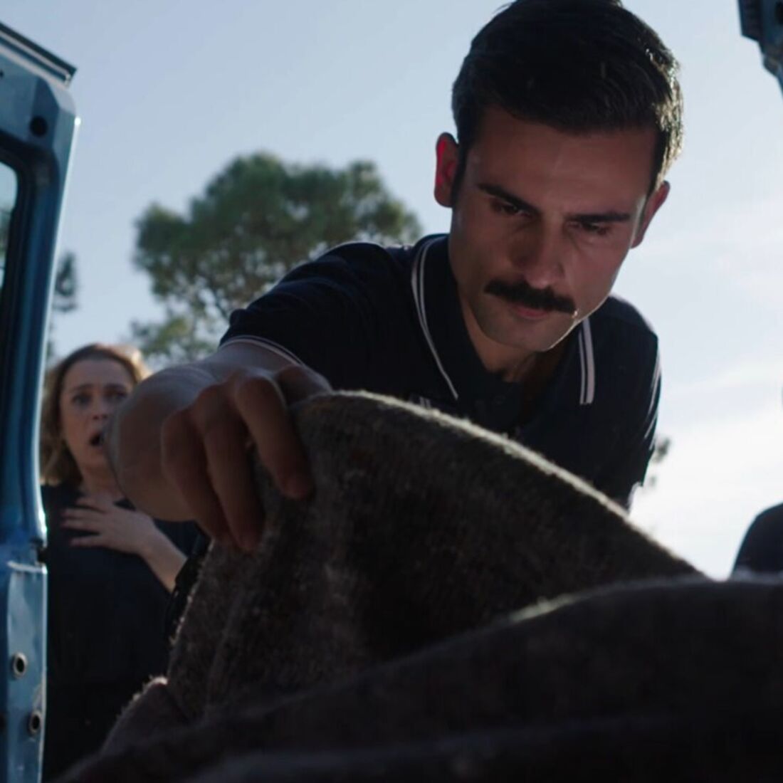 Helena é presa após descoberta do corpo de António, após denúncia anónima