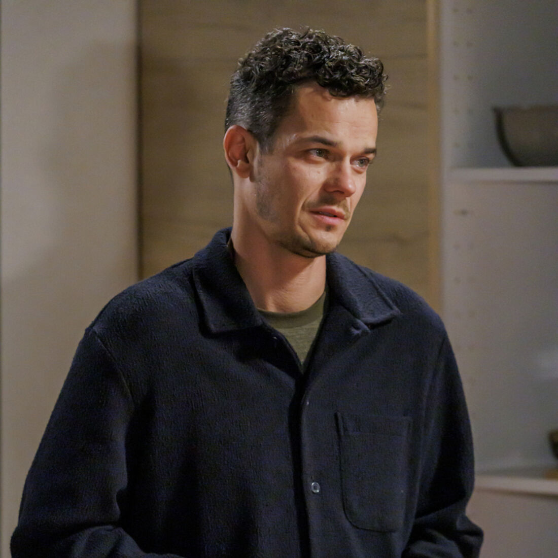 Pedro sai da cadeia e decide dar uma nova oportunidade a Inês