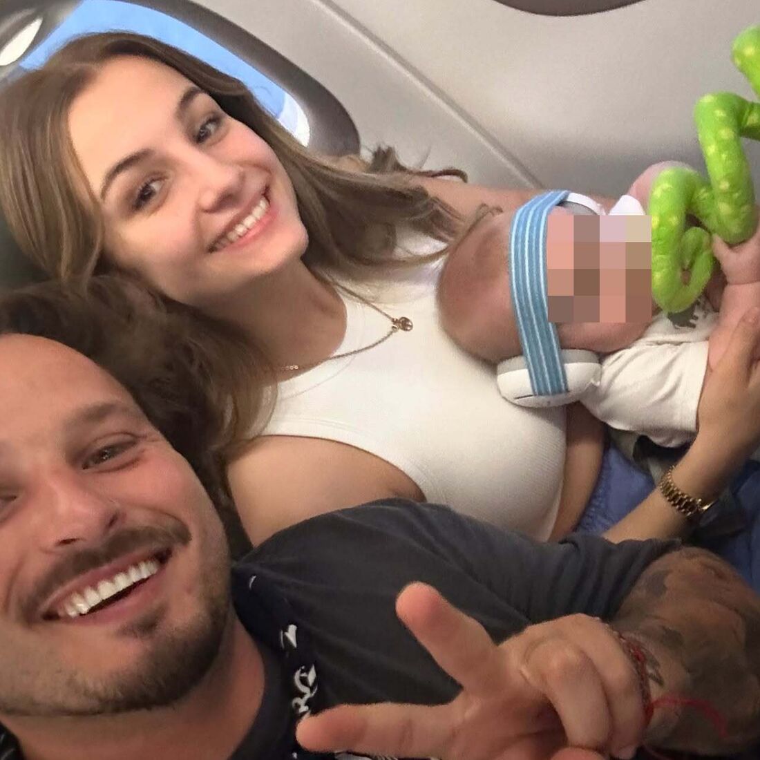 Miguel Vicente viaja com o filho recém-nascido de avião