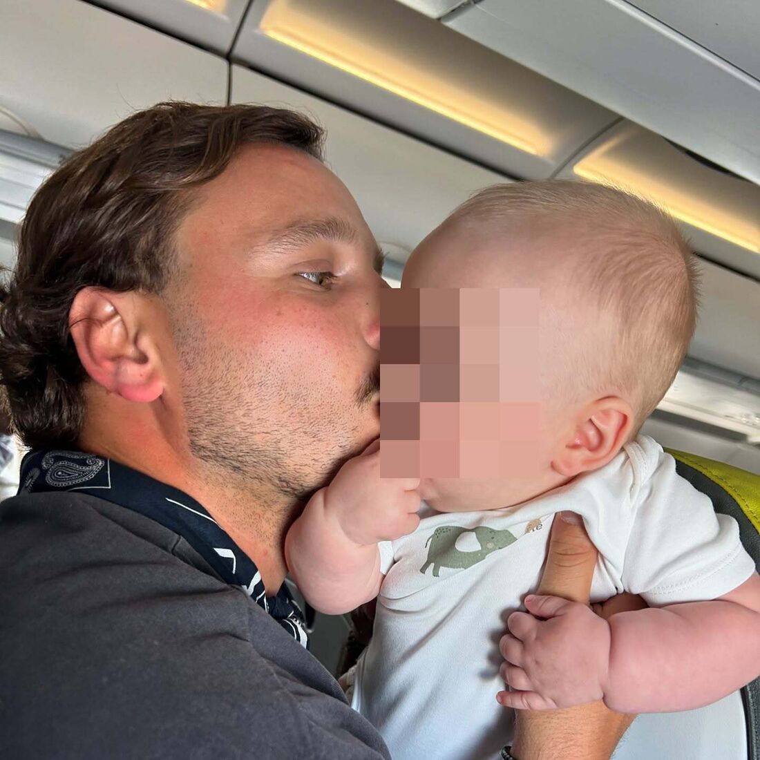 Miguel Vicente partilha viagem de avião com o filho.
