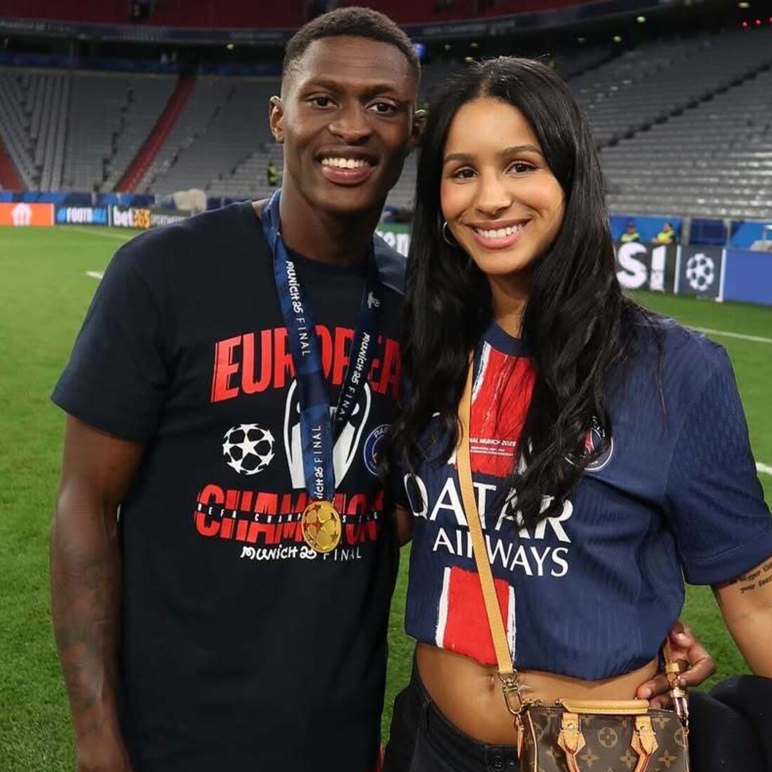 Nuno Mendes celebra título europeu com a namorada, Thalyta Silva