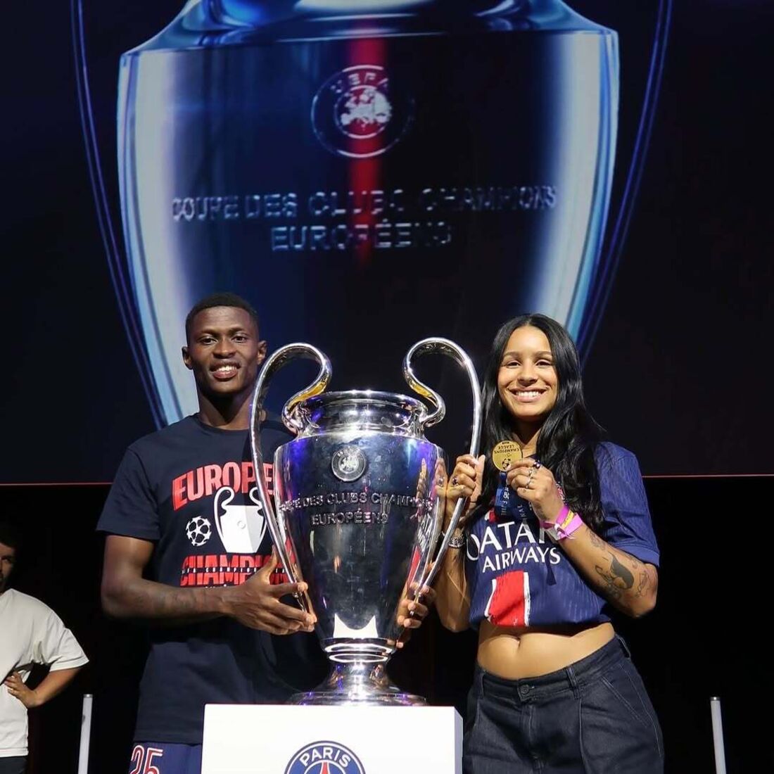 Nuno Mendes e Thalyta Silva celebram títulos com o Paris Saint-Germain