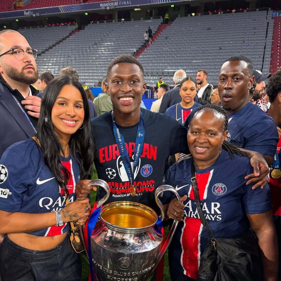 Nuno Mendes celebra título europeu com família e amigos em Munique