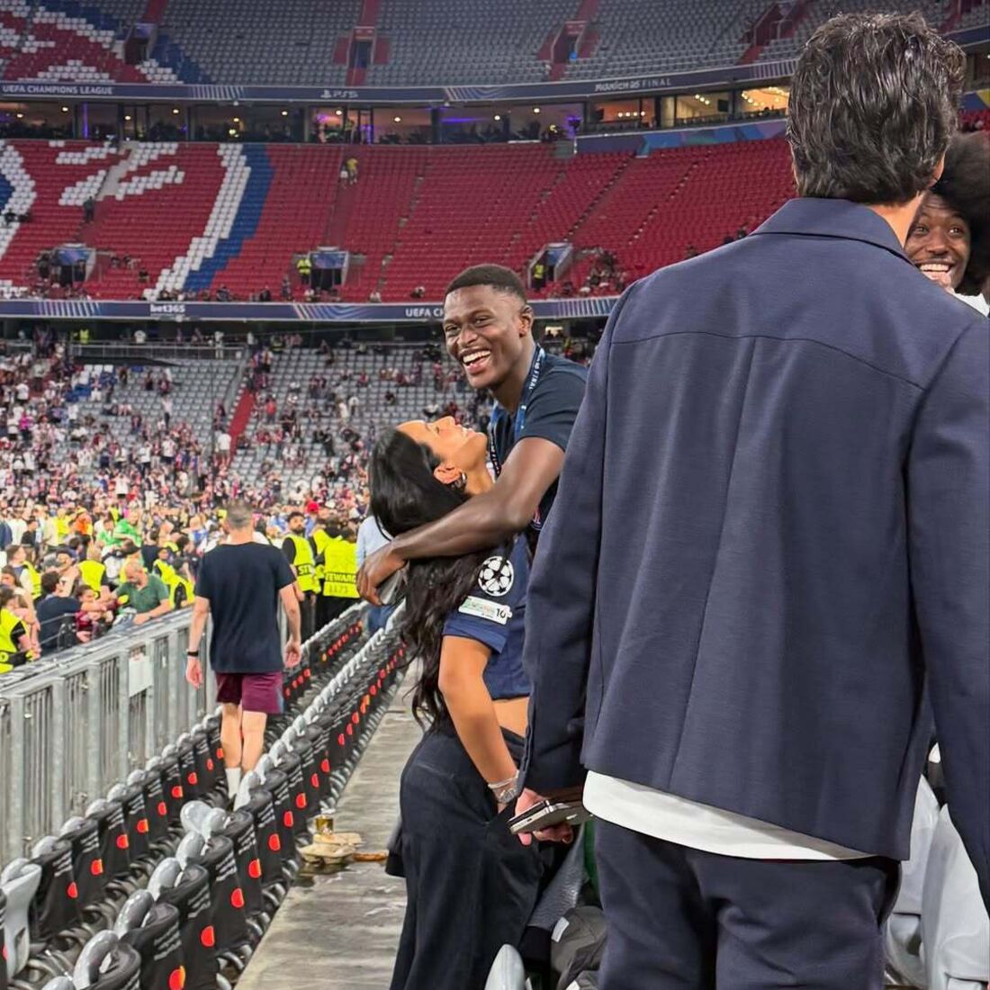 Nuno Mendes e Thalyta Silvanas bancadas do estádio