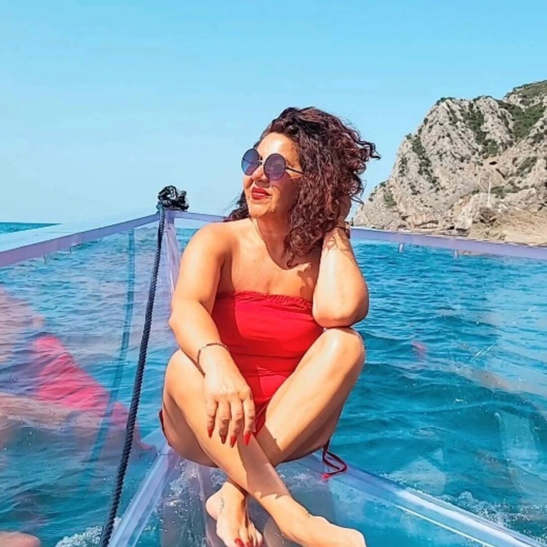 Rute Ahchak aproveita dia de sol num barco com fundo transparente