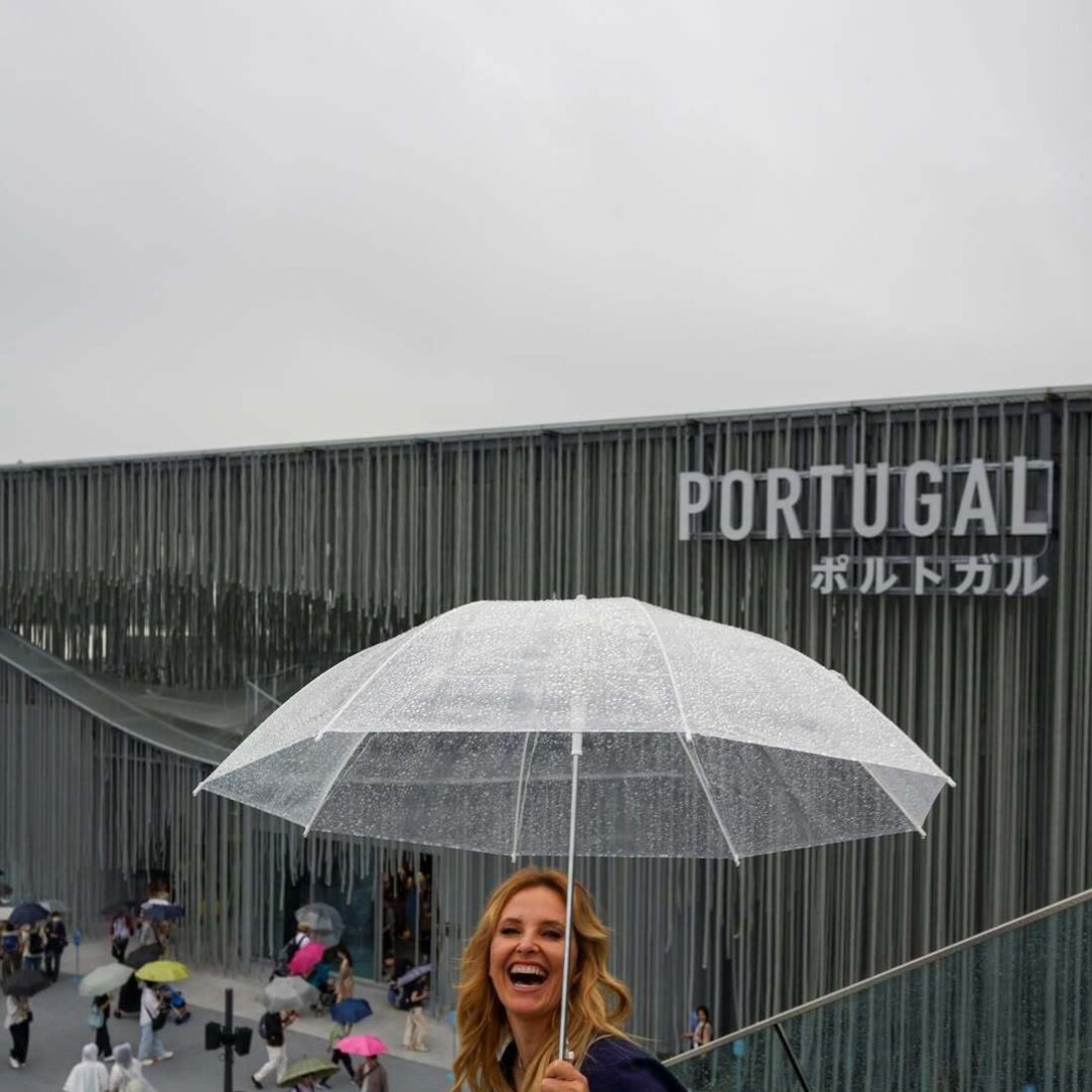 Cristina Ferreira visita o pavilhão de Portugal no Japão.
