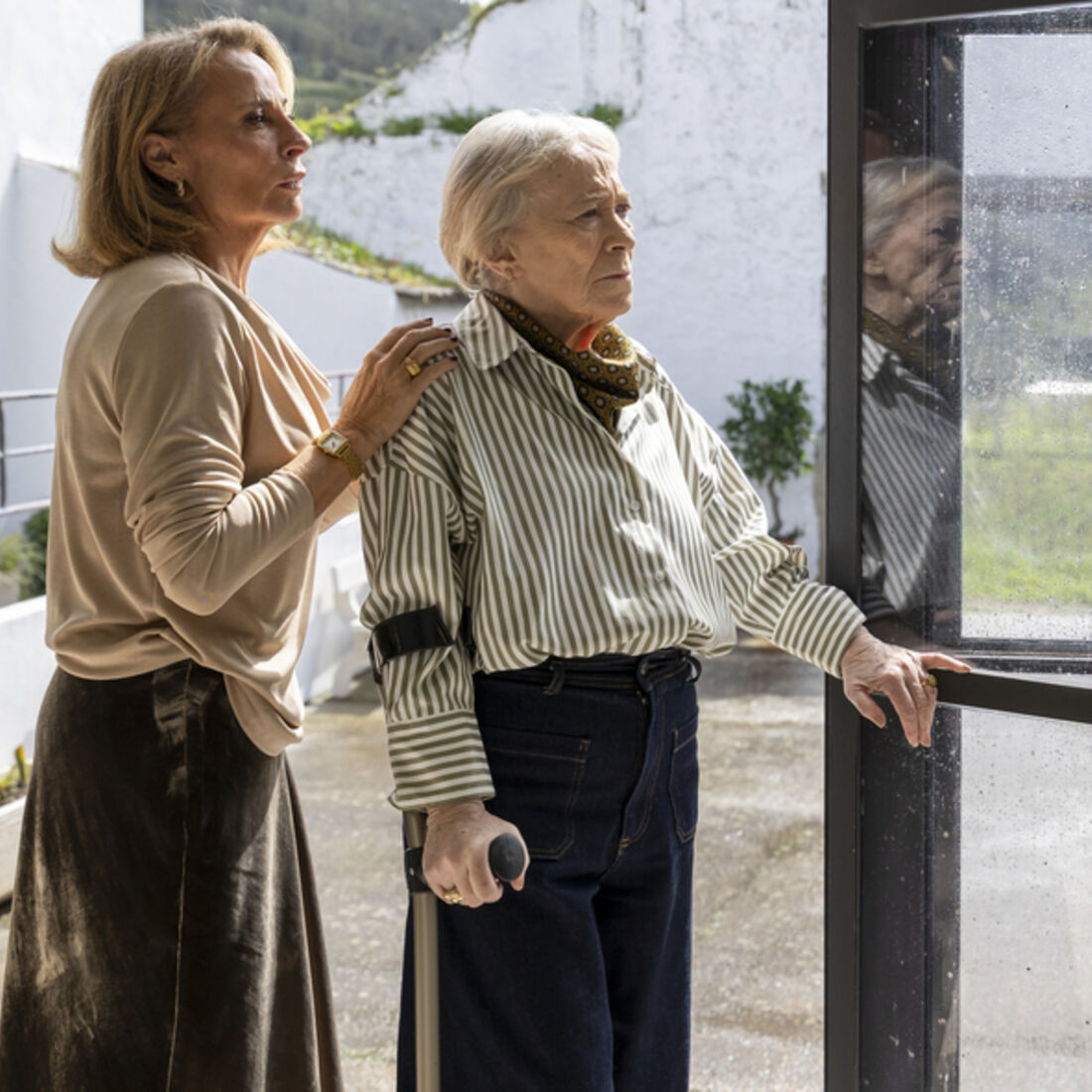 Laura e Benedita aguardam notícias de Mariana, após o acidente