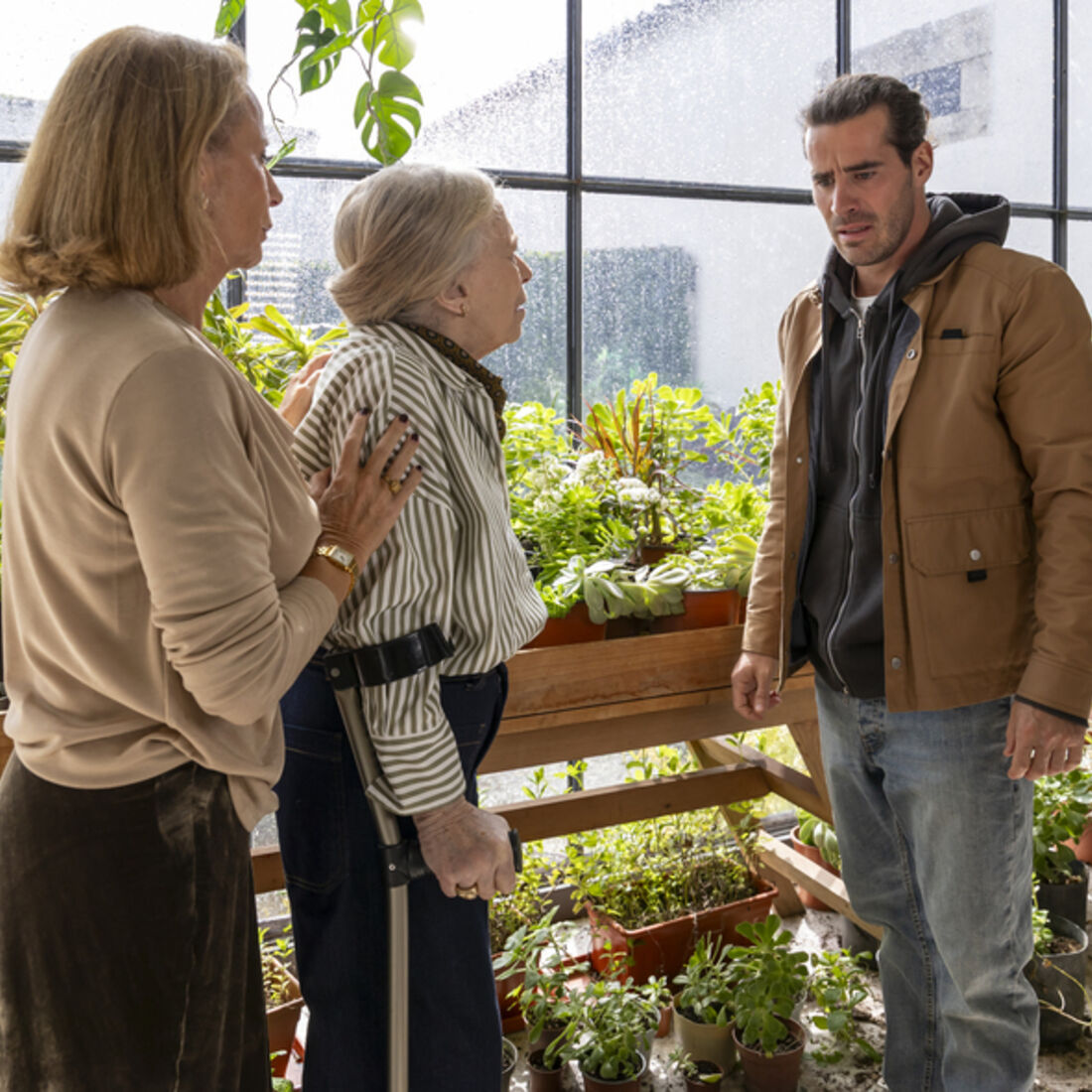 Mariana desaparece após acidente; Benedita e Laura temem o pior