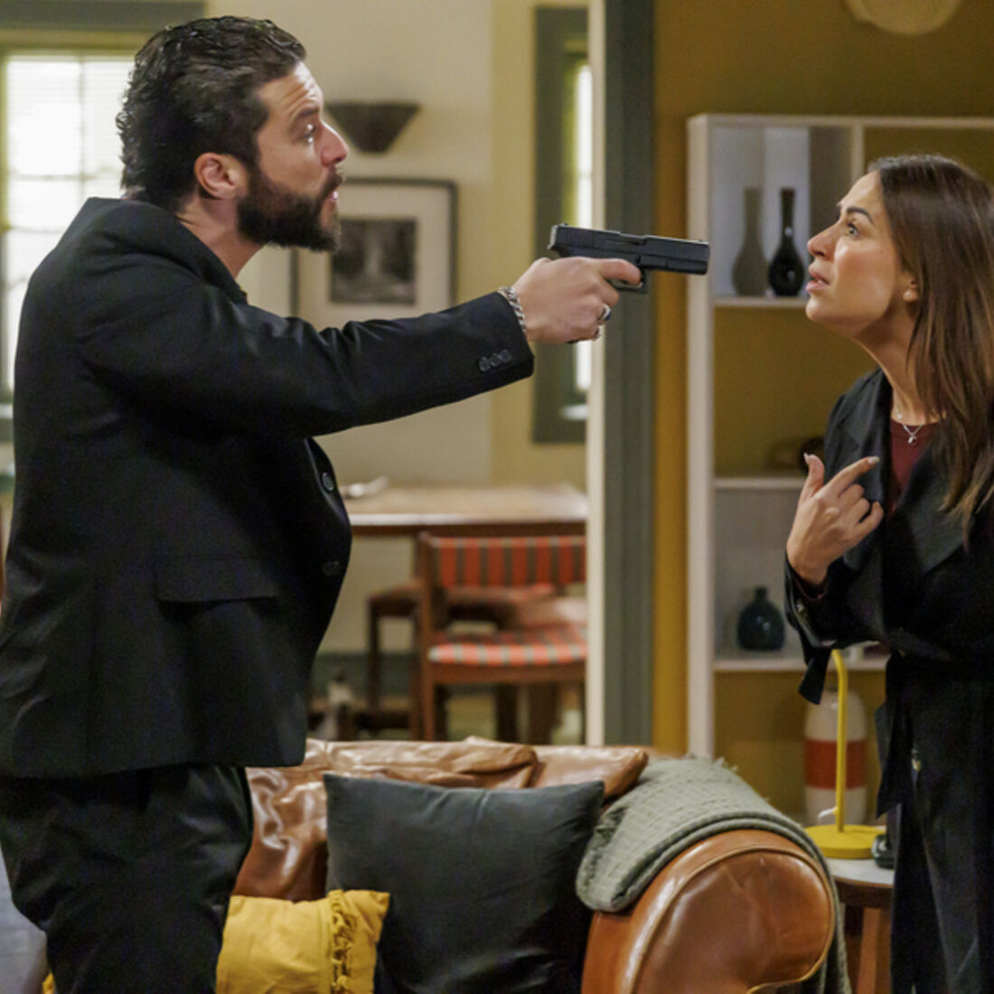 Heitor ameaça Inês e Luís com arma, vingança contra família prossegue