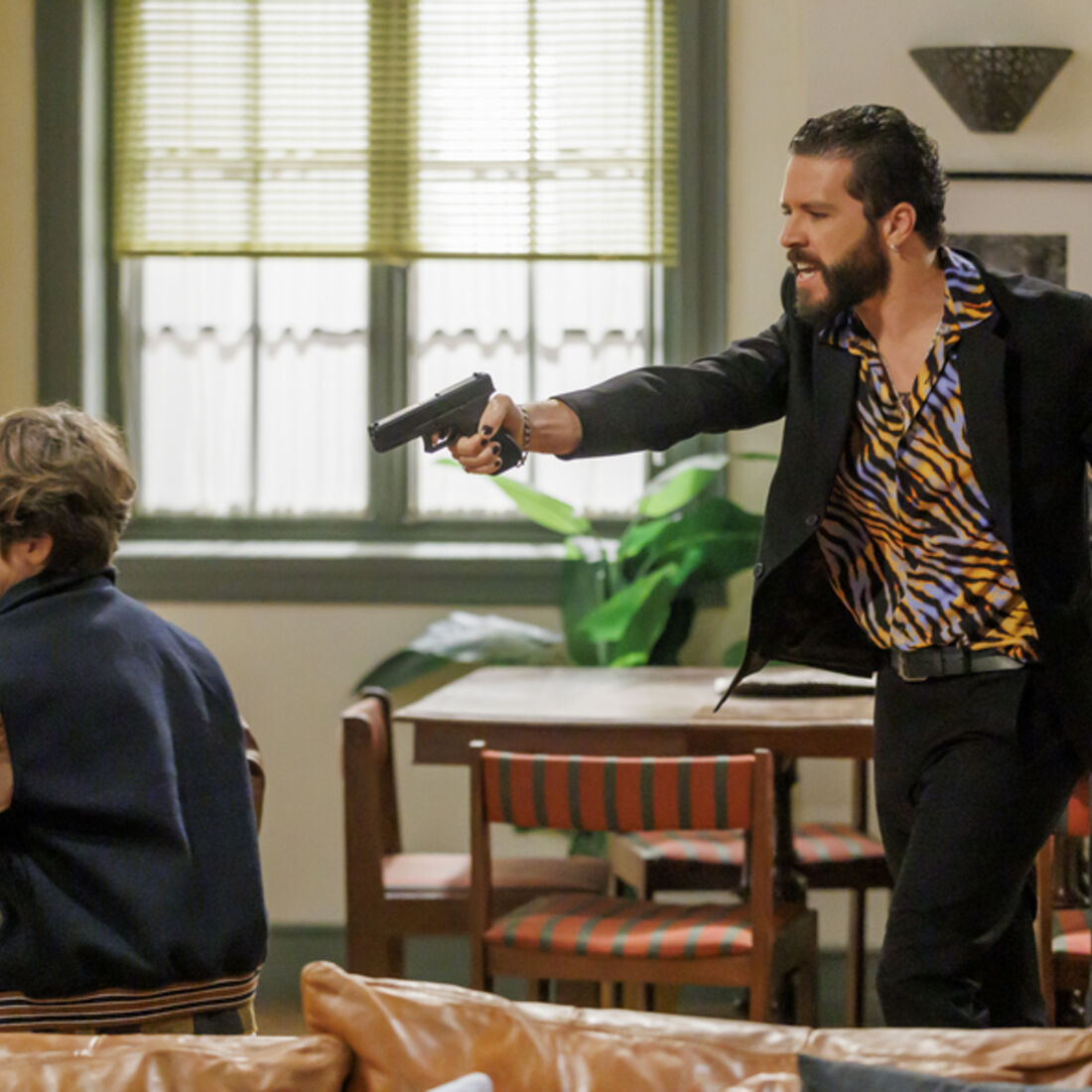 Heitor ameaça Inês e Luís com arma após libertação de Pedro