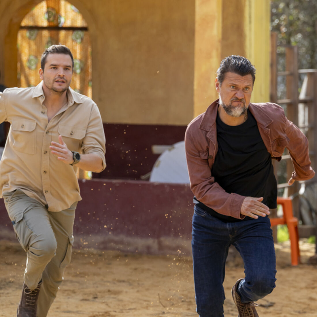 Em 'A Fazenda', Joel e Ivandro perseguem um suspeito ligado a Gustavo