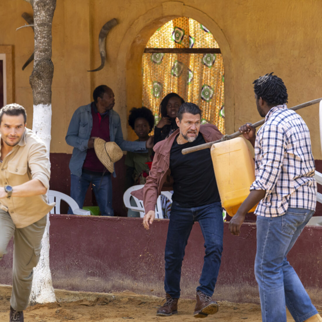 Gustavo é confrontado sobre o assassinato de Becas em Angola