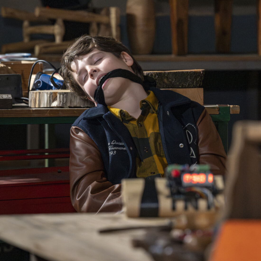 Em 'A Herança', Heitor ameaça Inês e Luís com bombas, forçando Pedro a escolher quem salvar