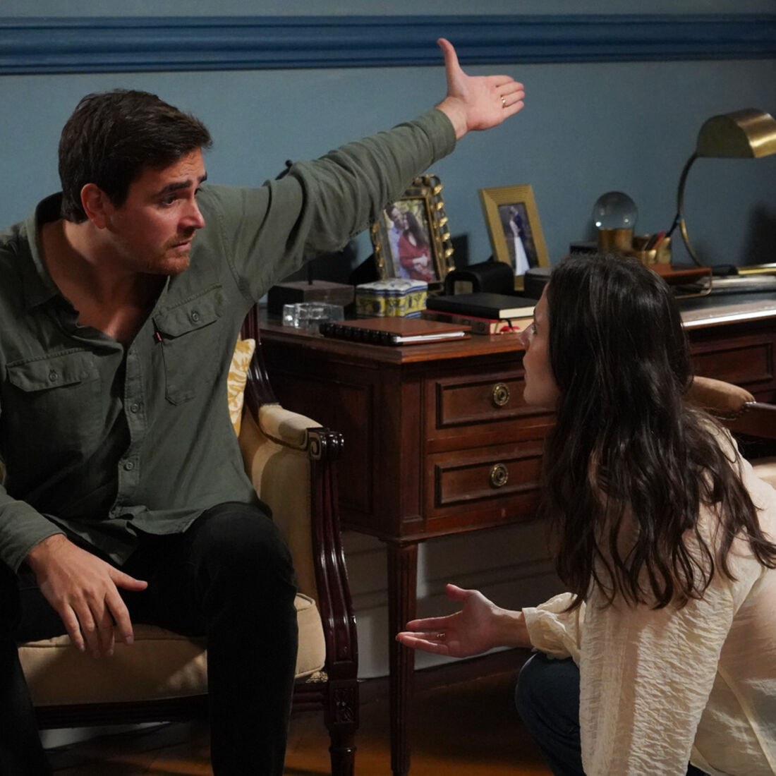 Marta confronta Rafael sobre o vício e violência em 'A Herança'.
