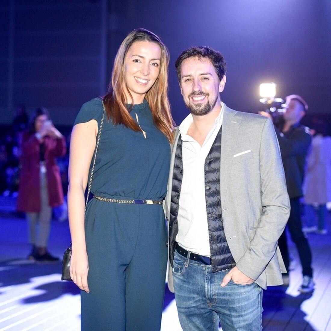 Um homem e uma mulher posam juntos num evento