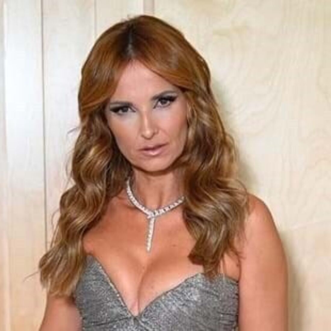Cristina Ferreira surge elegante com vestido brilhante e colar vistoso
