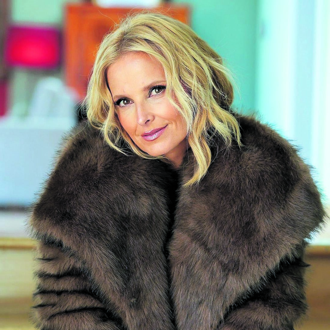 Cristina Ferreira posa com casaco de pele e relógio