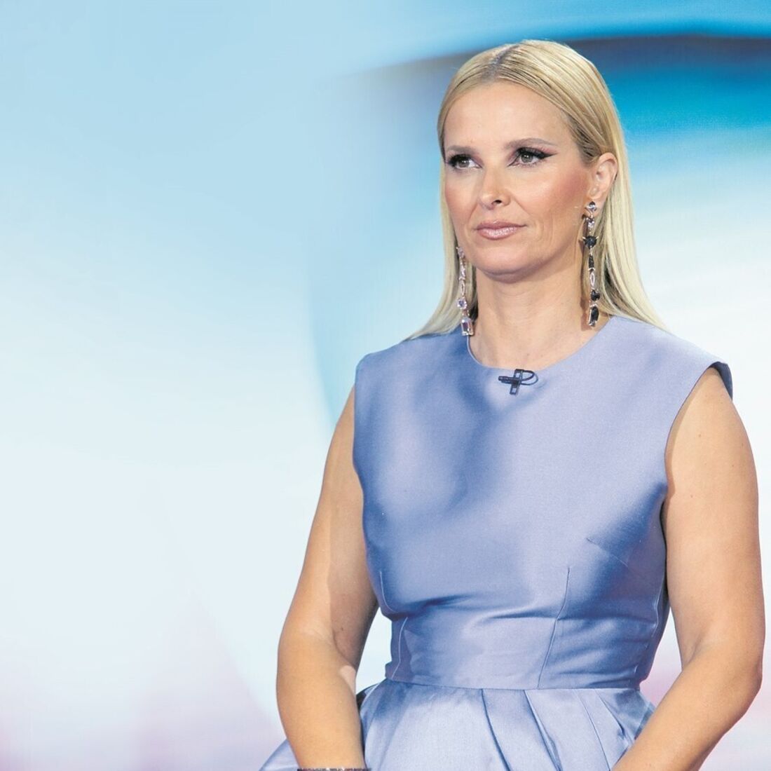 Cristina Ferreira num evento com um vestido azul claro