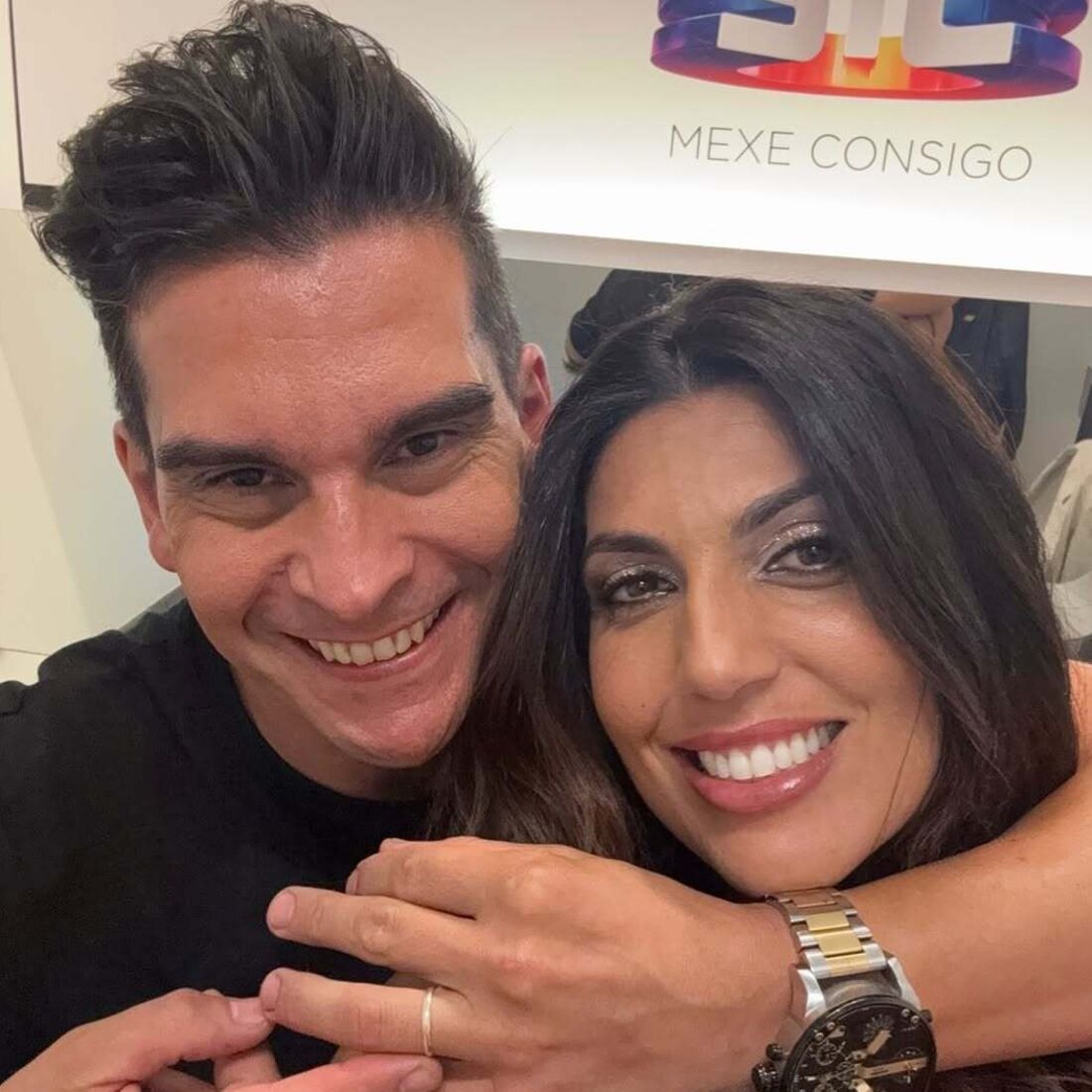 Carla apoia Nelson no negócio após denúncia de traição em 'Casados à Primeira Vista'.
