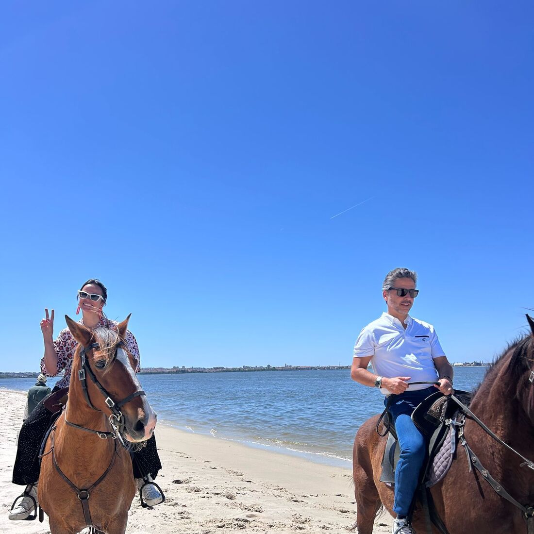 Raquel e Hugo andam a cavalo na praia