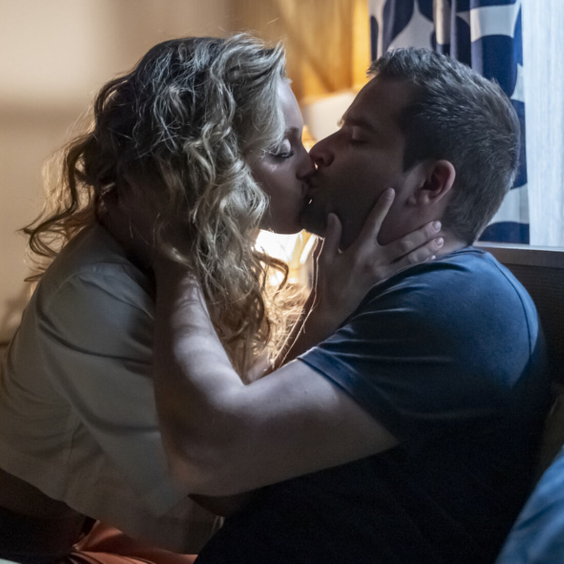 Eva e Joel trocam beijos apaixonados em Angola, após desilusão amorosa