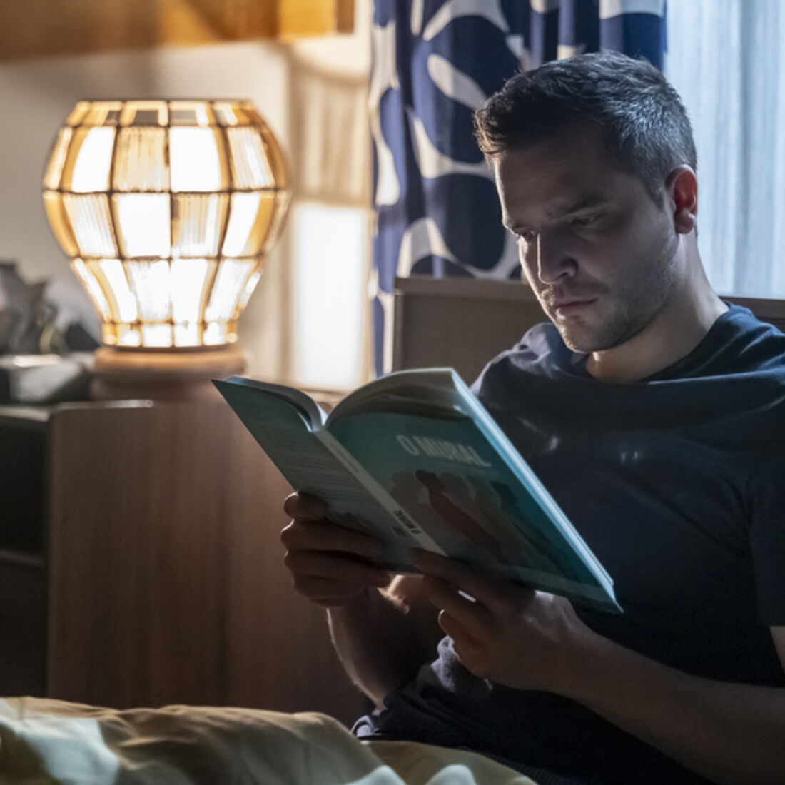 Eva assume namoro com Joel após desilusão com Talu em Angola