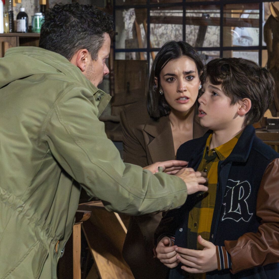 Pedro salva Inês e Luís de Heitor na carpintaria, com ajuda de Beatriz