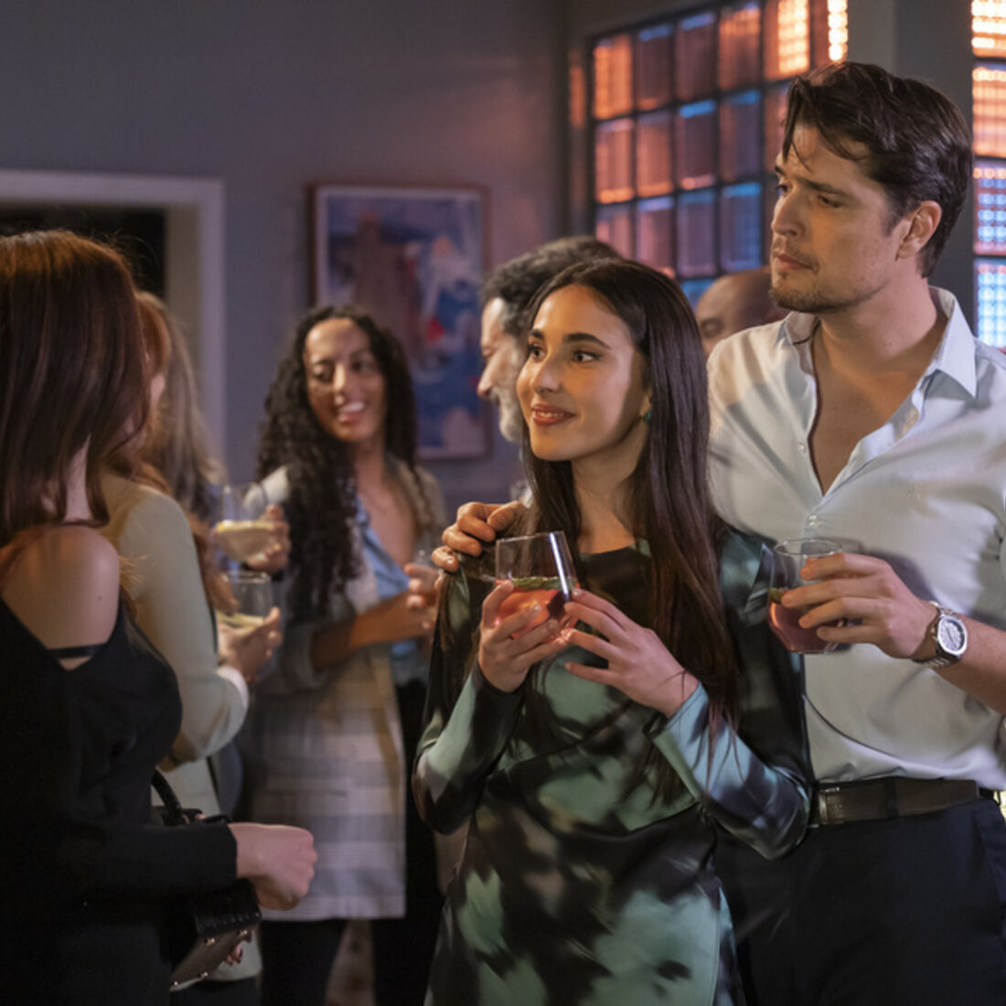 Virgílio resiste à tentação de Isabel em festa com drogas e dança sensual