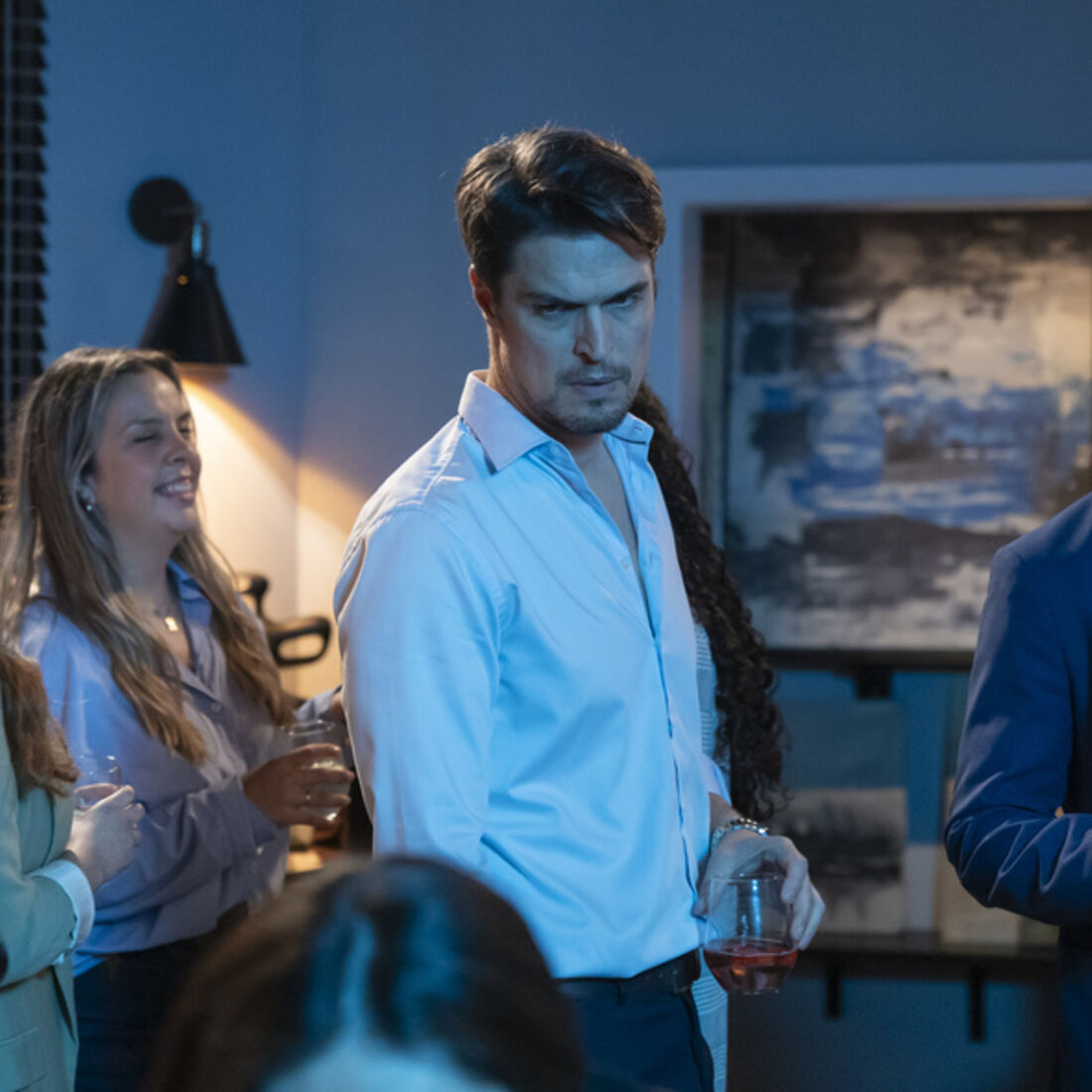 Virgílio resiste à tentação de Isabel em festa com drogas em 'A Protegida'