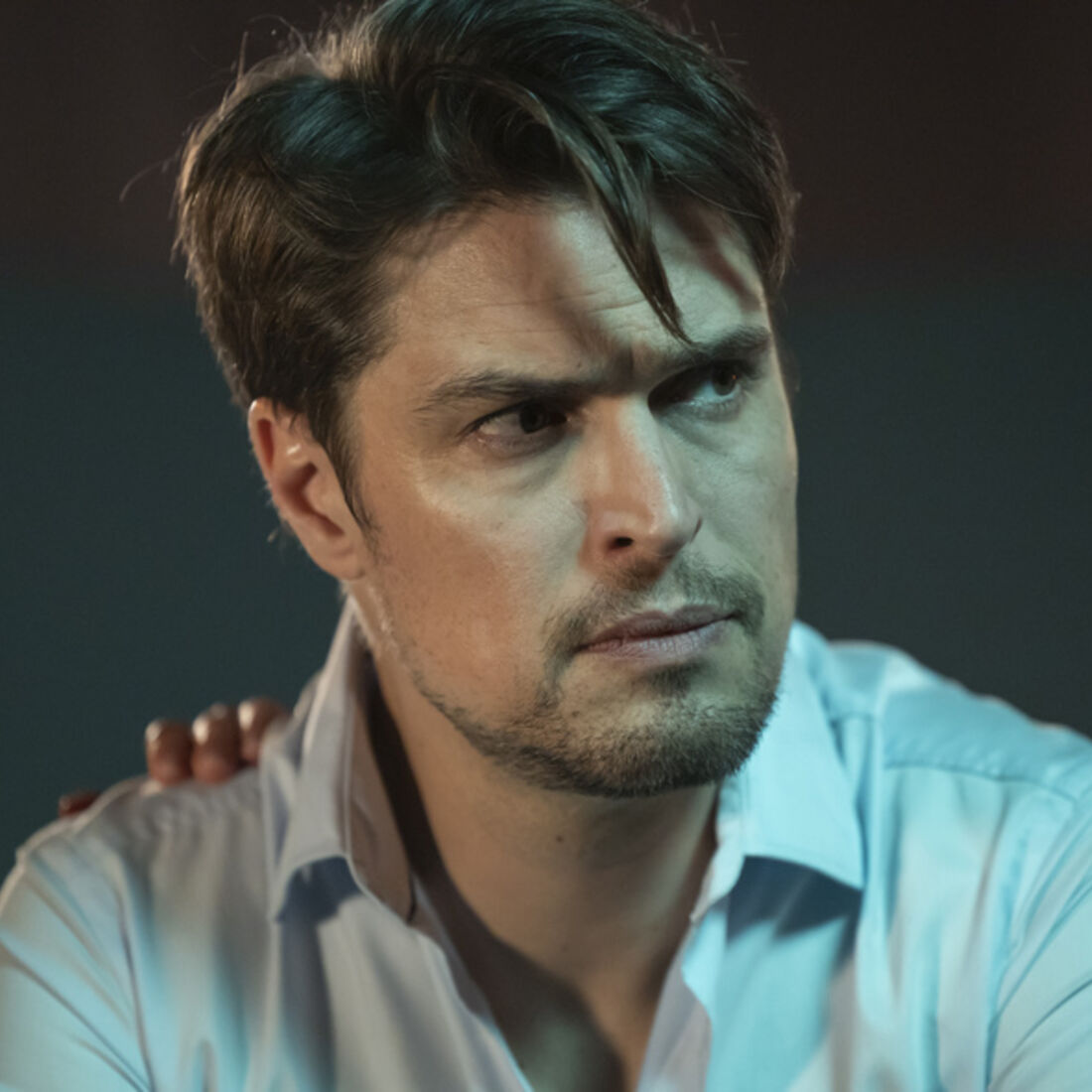 Virgílio resiste à sedução de Isabel com drogas numa festa, em A Protegida