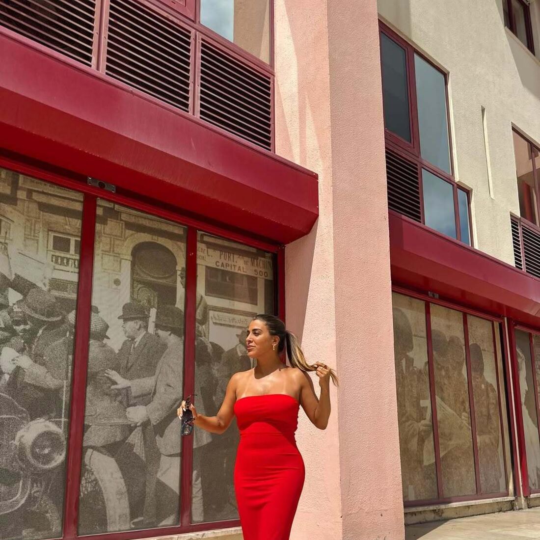 Daniela Santos mostra resultados de abdominoplastia com vestido vermelho