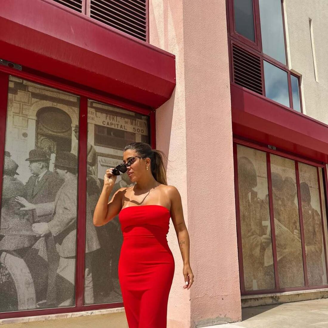 Daniela Santos exibe resultados de abdominoplastia com vestido vermelho