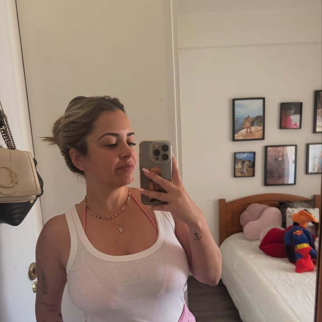 Rafaela Resende sorri em Setúbal, após afastamento do programa 'Casados à Primeira Vista' da SIC e de Carlos Castanheira