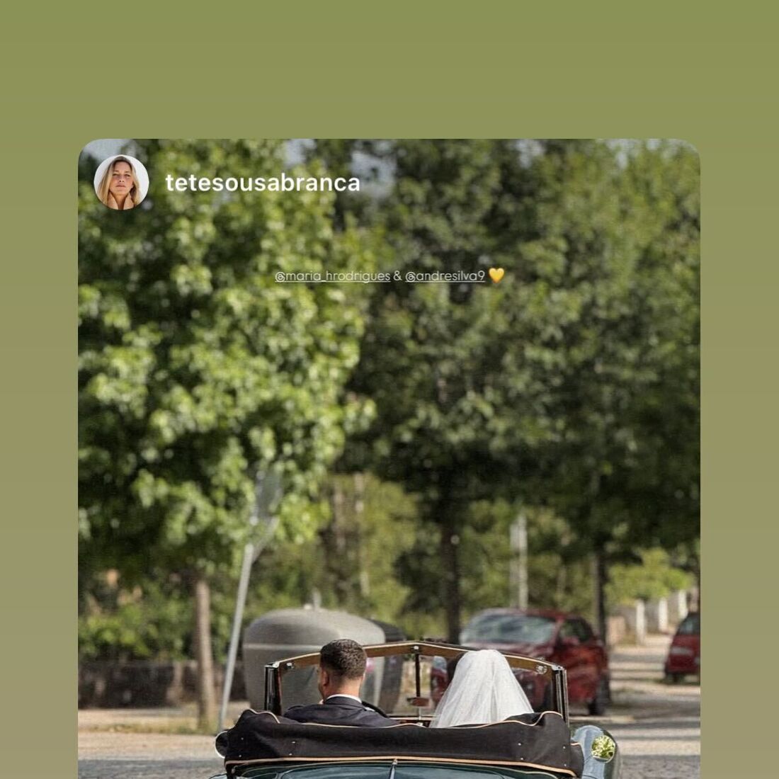 Noivos celebram casamento num carro clássico