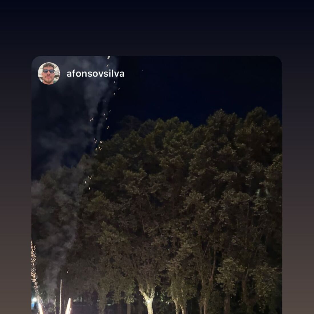 Casal celebra matrimónio com fogo de artifício