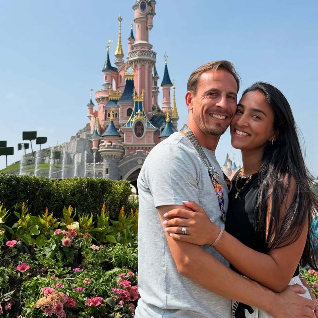 João Pereira sorri na Disneyland Paris com a família, após período no Sporting
