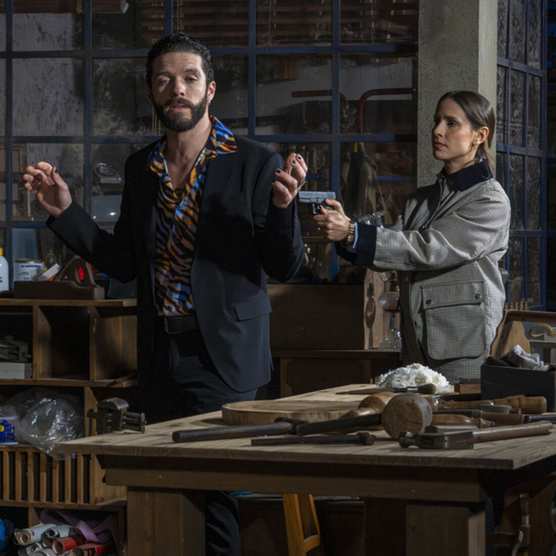 Pilar ameaça Heitor com arma, após rapto de Inês e Luís