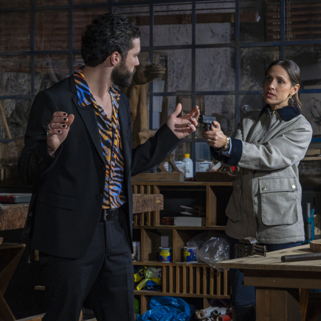 Pilar ameaça Heitor com uma arma, após o rapto de Inês e Luís, em 'A Herança'