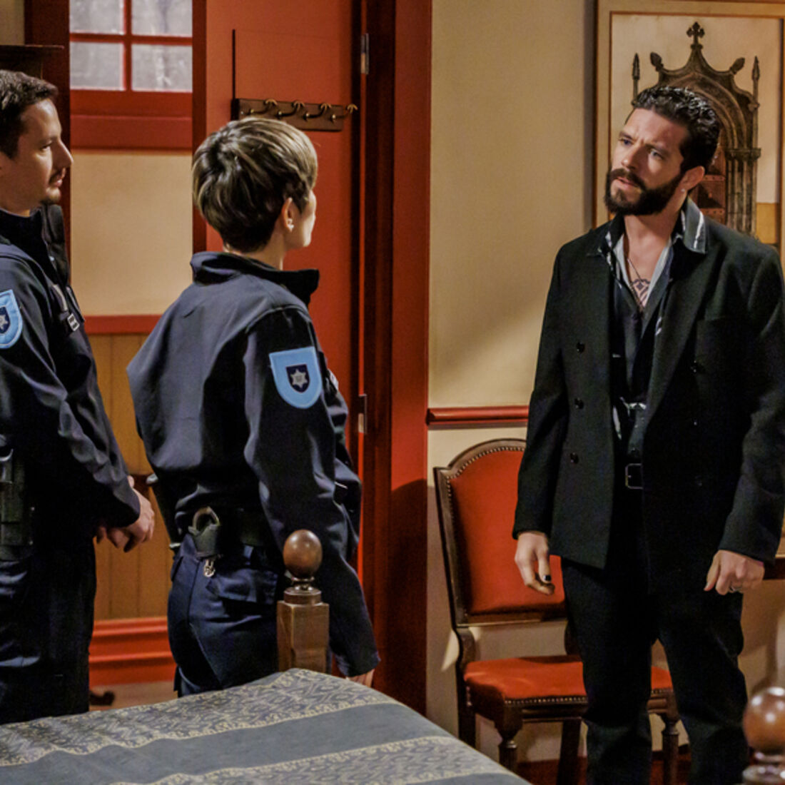 Heitor é detido pela polícia após ameaças na herdade em 'A Herança'.
