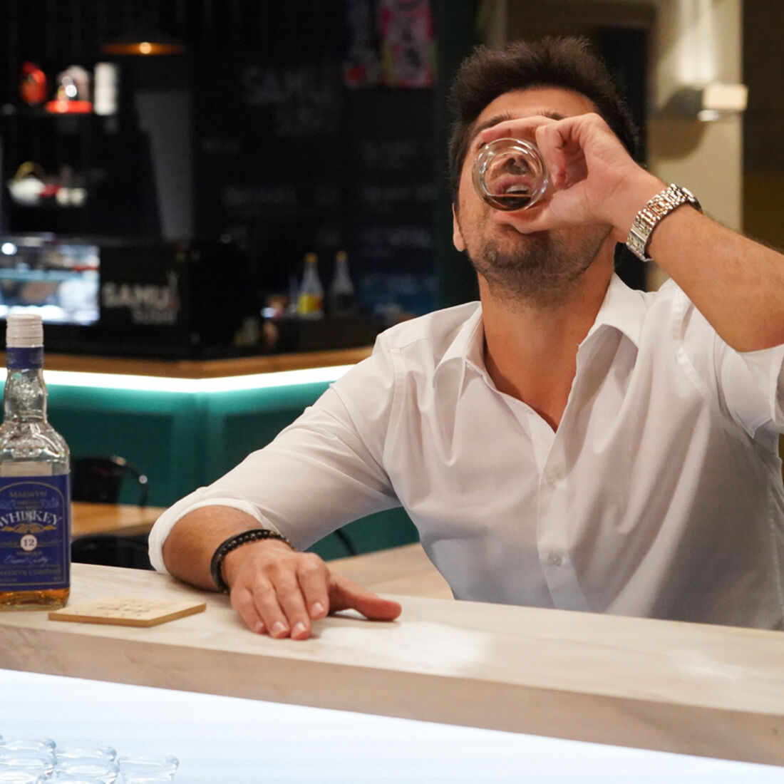 Tomás afoga as mágoas no álcool após revelação bombástica em 'A Promessa'