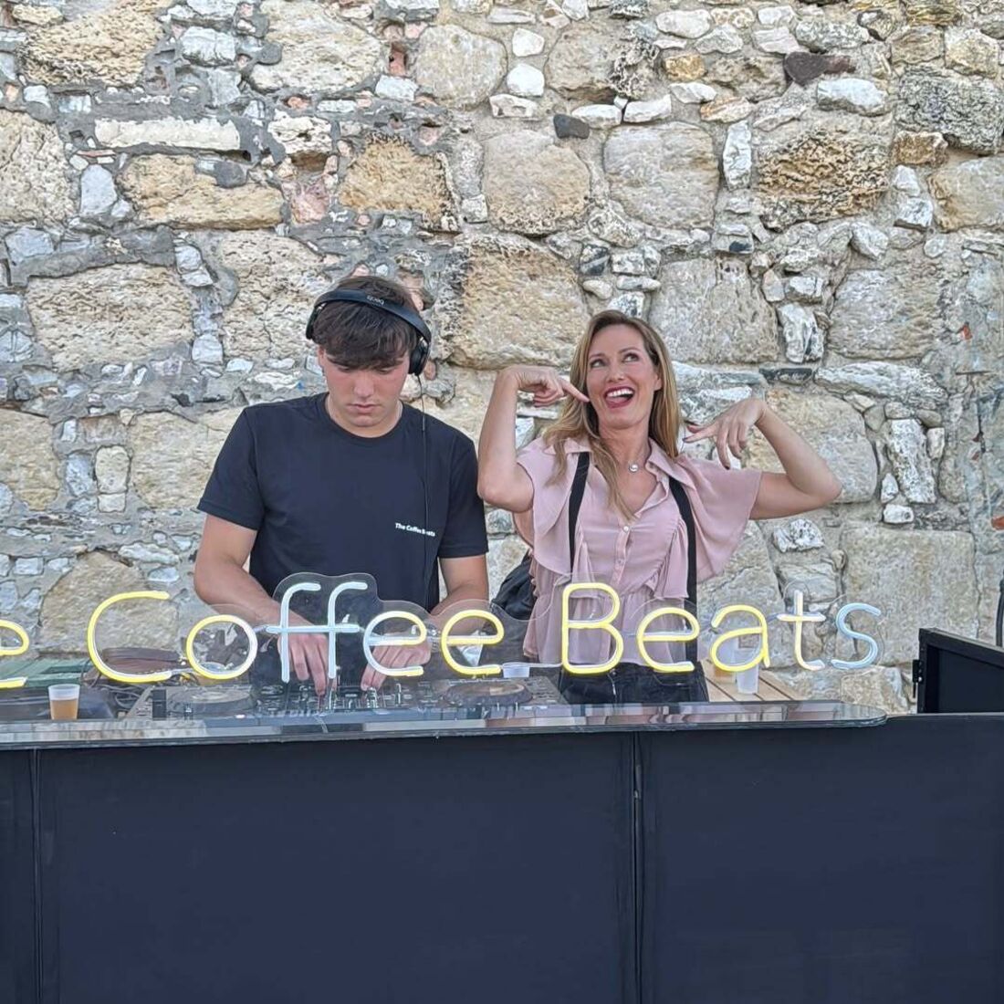 DJ e animadora promovem o evento Coffee Beats